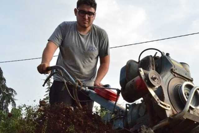 Il lavoro non c'�? I giovani laureati vanno a zappare la terra